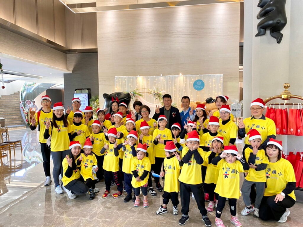全台最美親子飯店─嘉義新悦花園酒店,今年偏鄉小學公益活動結合飯店熊家族結婚慶,邀請阿里山十字國小、嘉義管樂之光-宣信國小行進樂旗隊及新竹縣立交響樂團一起展演