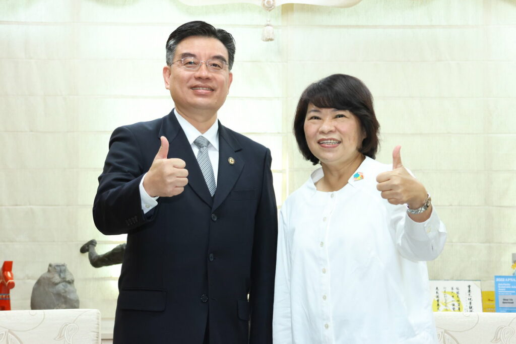 市長與蒙委員合照