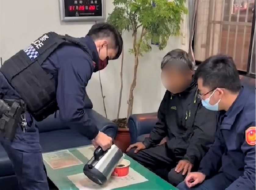 ▲ 員警帶回蜷縮郵局騎樓上的走失陳男，並送上熱騰騰的泡麵 (圖/台中市警察局 提供)