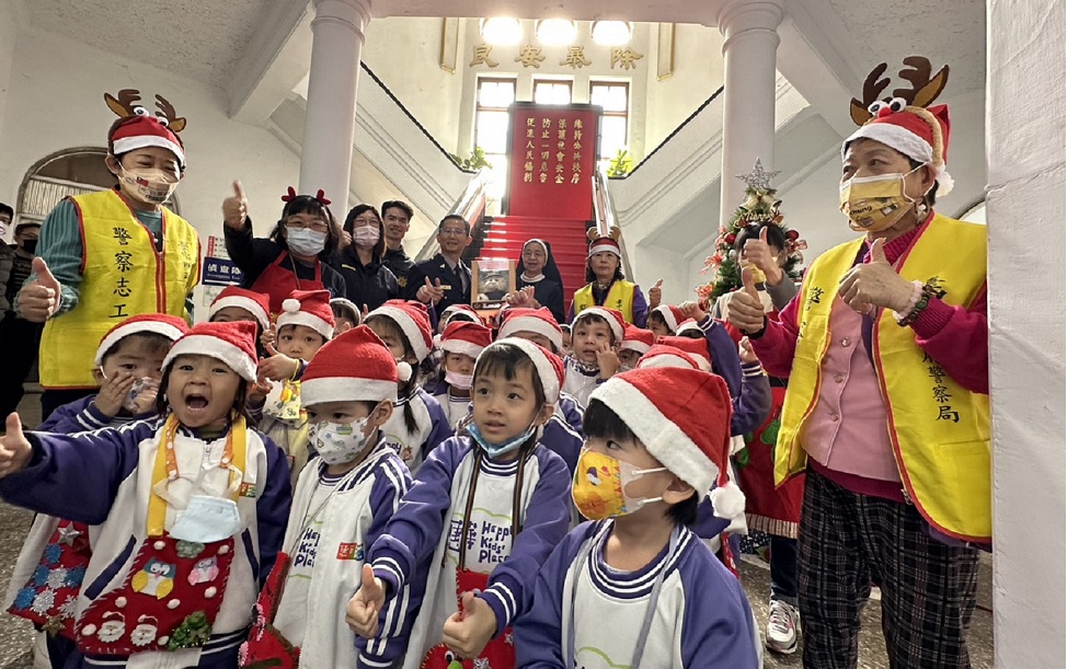 ▲ 小小紅帽天使賣力表演準備已久的耶誕歌曲後,開心地與波麗士大人合影 (圖/台中市警察局 提供)