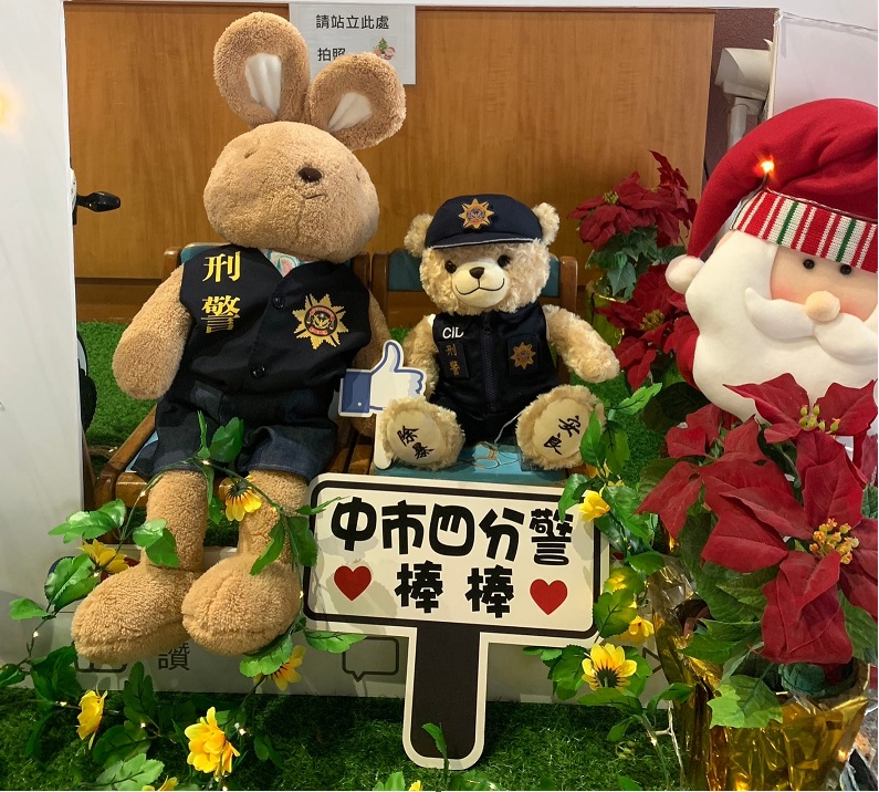 ▲ 萌樣警察熊、刑事兔超萌擺飾，網友紛紛大讚超有誠意 (圖/台中市警察局 提供)