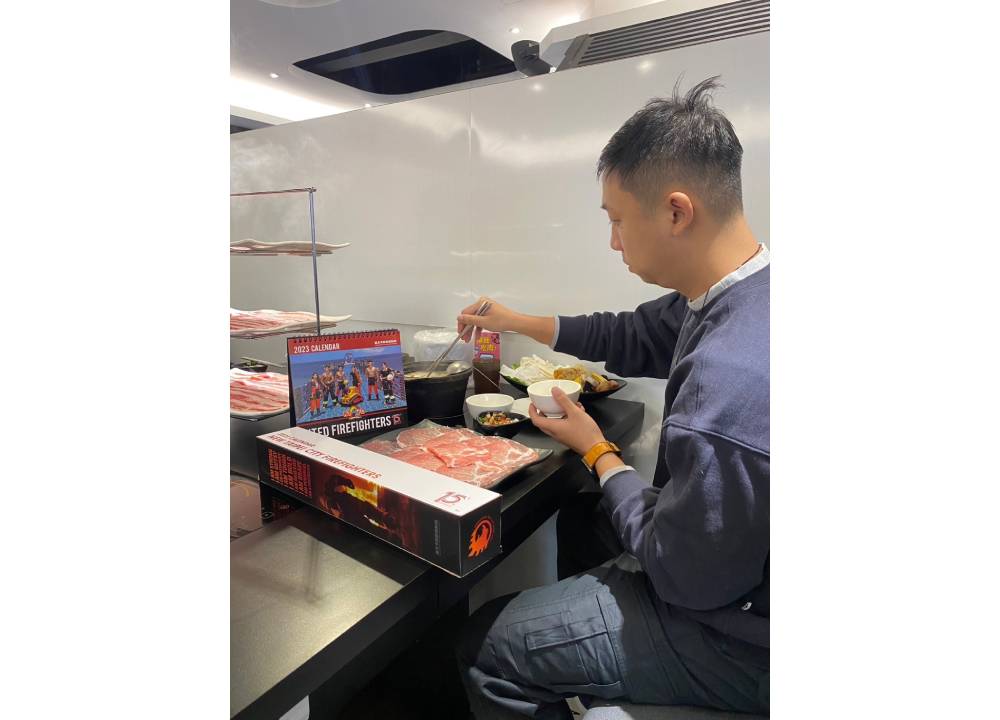 搶搭新北消防形象月曆熱銷潮 連鎖火鍋挺公益帶月曆換肉片 114 1112134