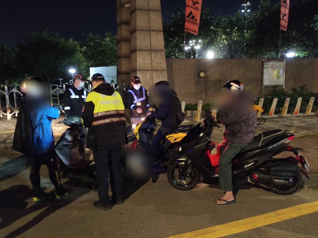 板橋警查緝改裝車。（記者戴昱弘翻攝）