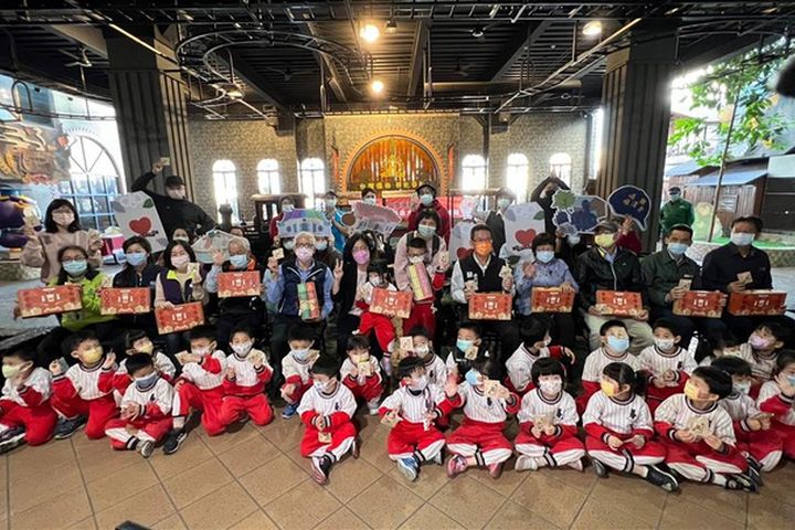 台灣優格餅乾學院與鹿港玻璃媽祖廟攜手推出「平安發發」限定聯名禮盒,提供春節伴手禮之選。 圖:彰化縣政府城市暨觀光發展處/提供