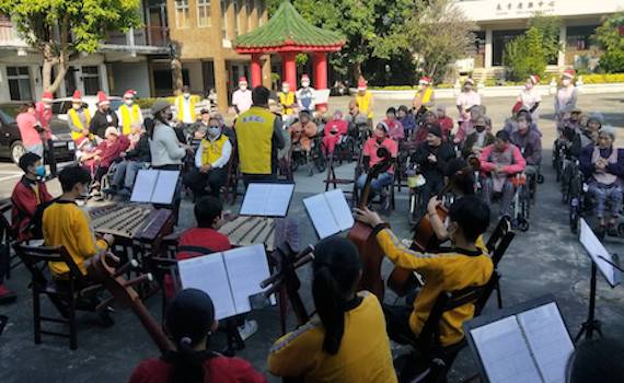 嘉義國中國樂班寒冬送暖 為長輩演奏動聽樂曲送幸福