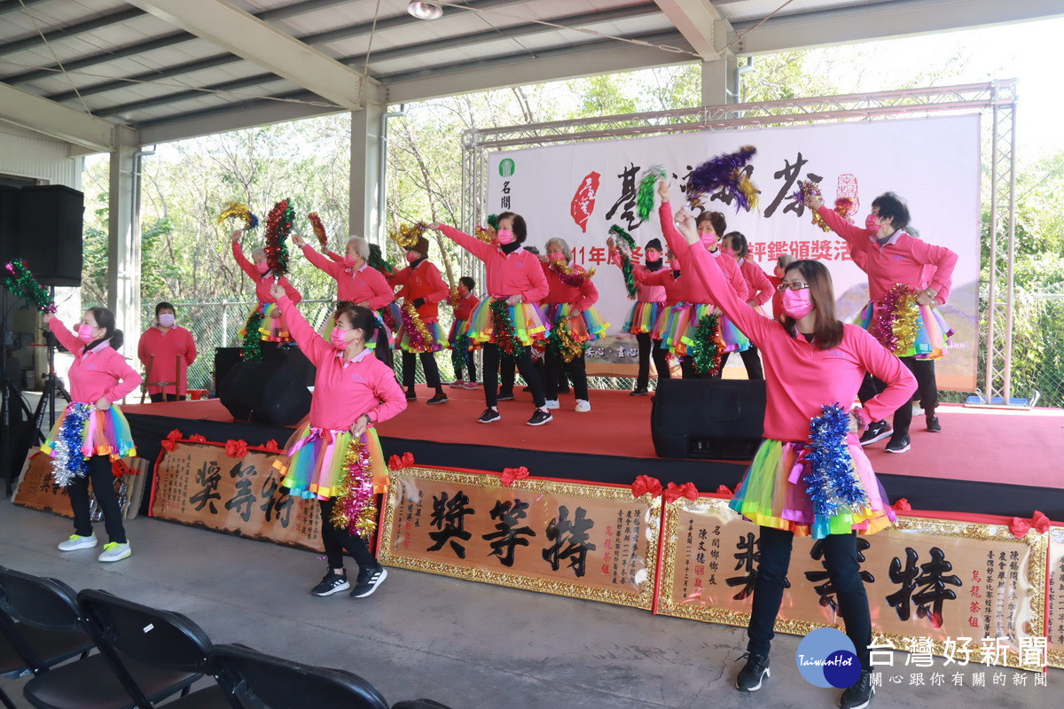 大庄社區號稱千歲團員表演。(記者扶小萍攝)