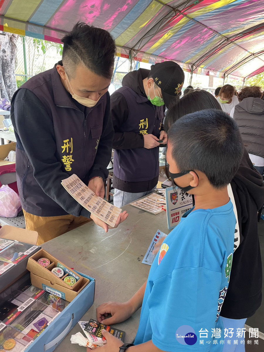 警察、志工準備琳瑯滿目的宣導品要與現場小朋友們共襄盛舉,現場以有獎徵答方式與師生同樂/北港警分局提供