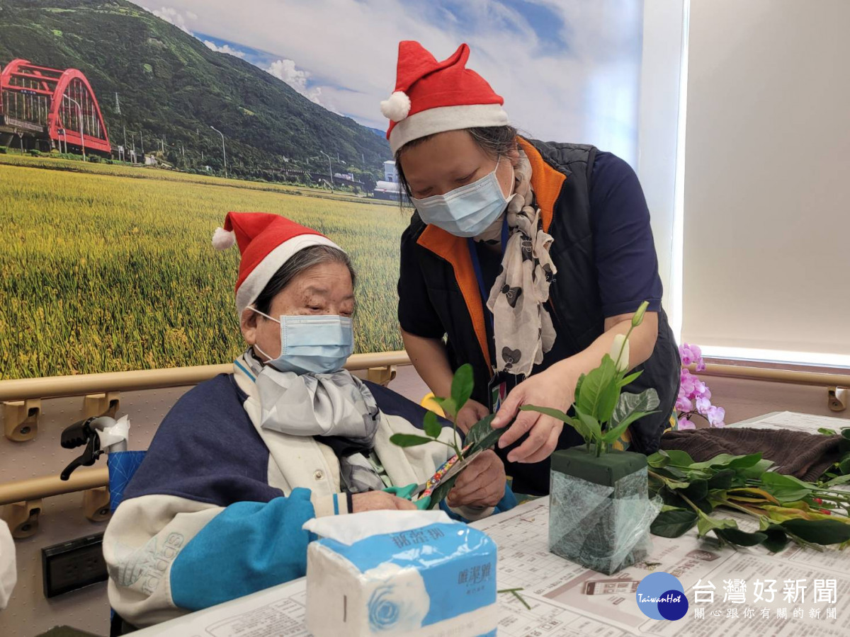聖誕佳節來臨 林口長庚高齡病房醫護與病人及家屬同慶耶誕