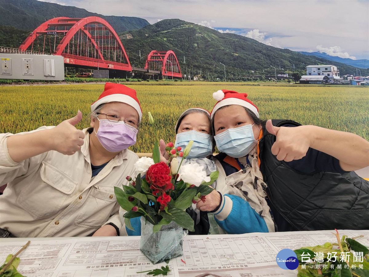 聖誕佳節來臨 林口長庚高齡病房醫護與病人及家屬同慶耶誕