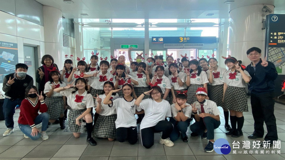 ▲高市「國昌國中合唱團」特別來到高鐵左營站快閃報佳音。(圖/記者 許高祥 翻攝)