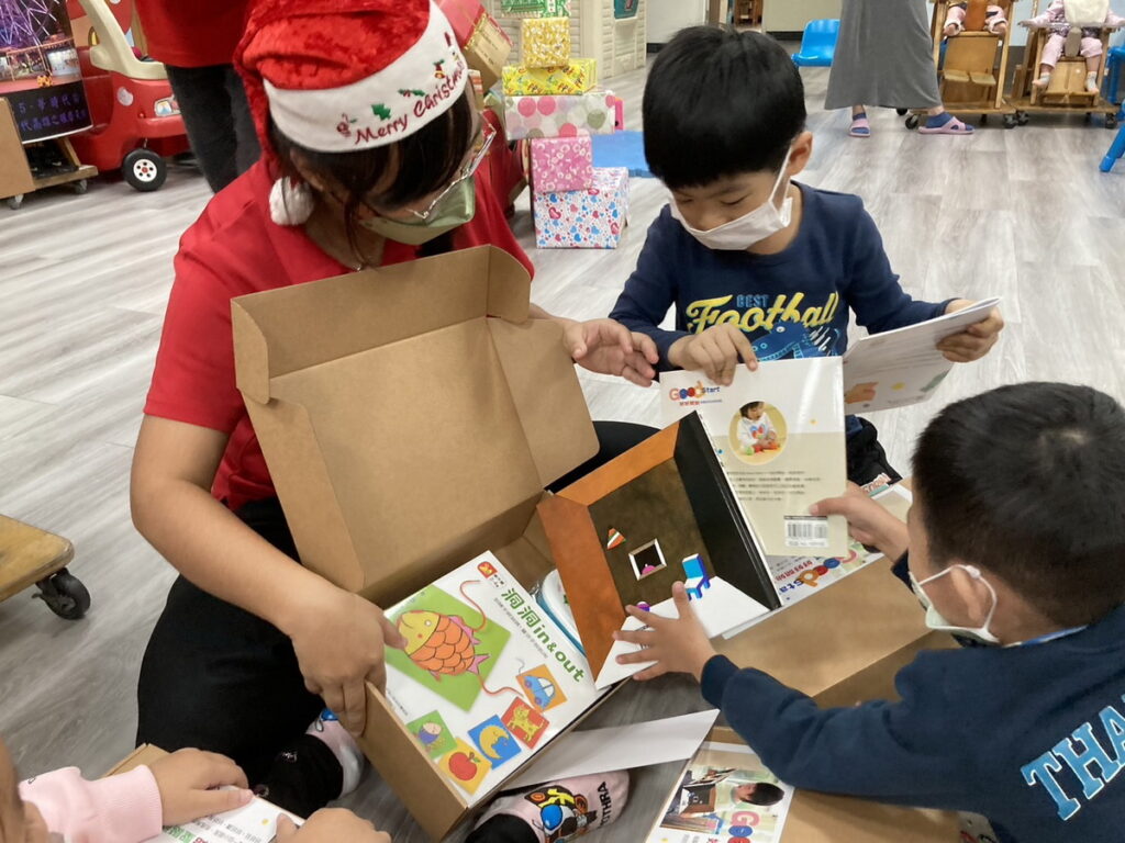 高雄市早療據點的老師們化身聖誕老公公送信誼禮物盒,孩子們拆封聖誕禮盒,既期待又興奮。 (高雄市社會局提供)