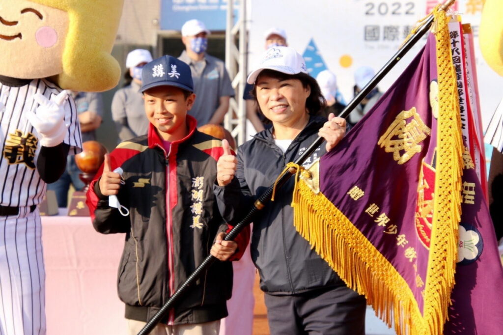 冠軍錦旗交接