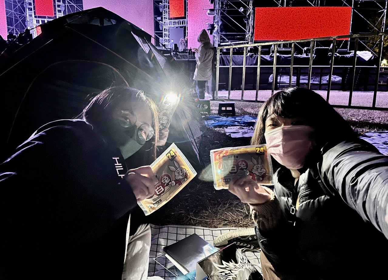 主辦單位於現場分送候位民眾暖暖包,並提醒民眾注意夜間及日常保暖工作,以免身體不舒...