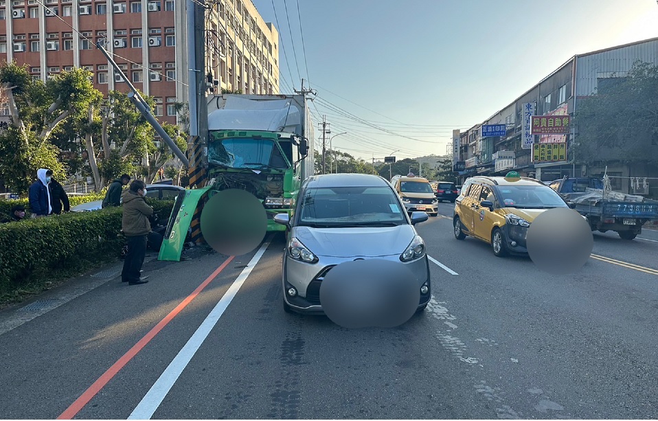 ▲大貨車疑因剎車失靈，追撞停等紅燈及路旁之4輛自小客車與3輛機車         (圖/苗栗警察局 提供) 