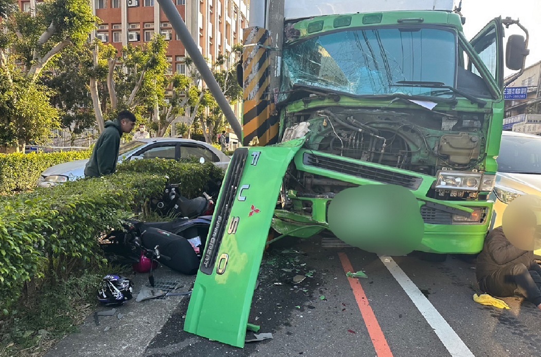 ▲ 失控大貨車最後撞上路旁電線桿後才停下       (圖/苗栗縣警察局 提供) 