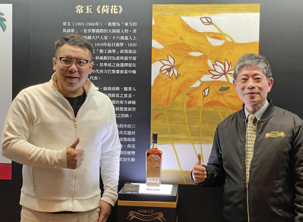 圖:墨海樓創辦人葉國新(左1)與台酒總經理林士傑合影於「藝術大師系列常玉款威士忌」(圖/墨海樓提供)提醒您:未滿18歲請勿飲酒,開(騎)車不喝酒,喝酒不開(騎)車!※