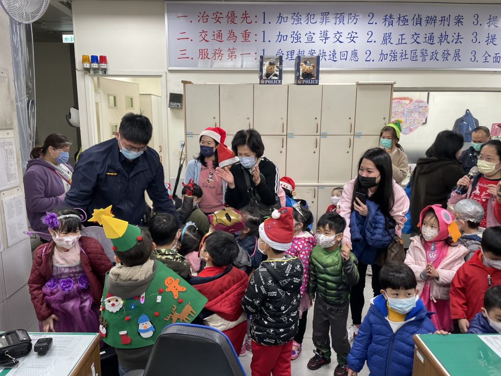 犯罪預防從小紮根 波麗士大人與學童同歡聖誕節