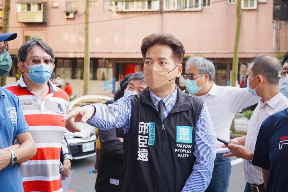【邱臣遠專訪4-4】不只是「行人地獄」 台灣交通至少歧視2族群 6 邱臣遠在馬路邊