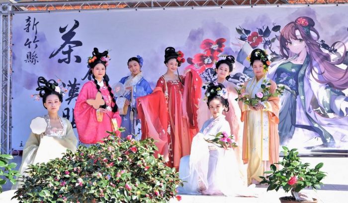 竹縣茶花季結合漢服 文化局上演穿越劇
