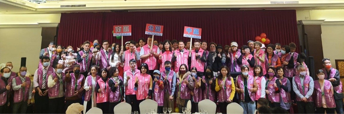 「全球商聯會全球總會全民公益翻轉經濟歲末年終尾牙益慈善感恩餐會」活動參與貴賓大合影。(圖/全球商聯會全球總會提供)
