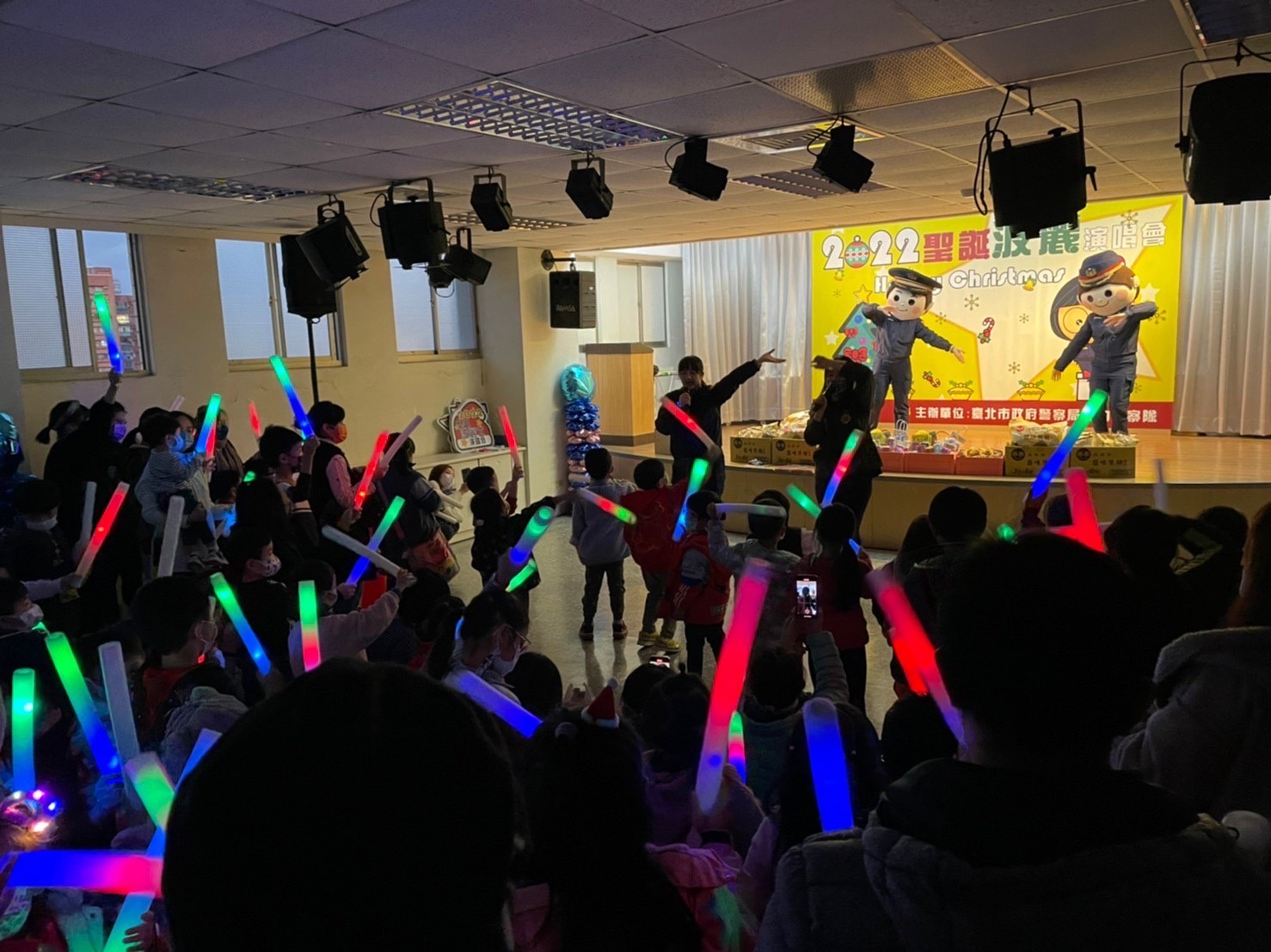 臺北市政府警察局婦幼警察隊舉辦「2022聖誕波麗演唱會」, 開場由警察娃娃唱跳表演兒童安全歌曲。(記者楊國域翻攝)