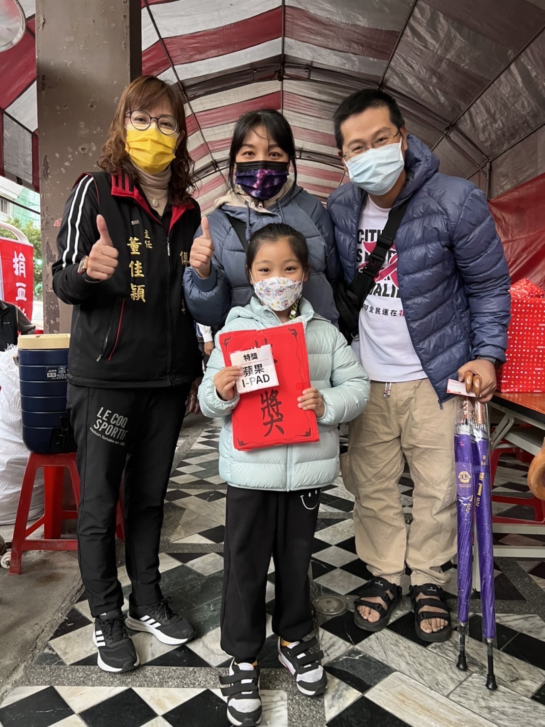 主辦單位特別準備蘋果iPad 、電子鍋等精美實用紀念品,以及物超所值豐富的摸彩獎項。(圖/傅崐萁國會辦公室提供)