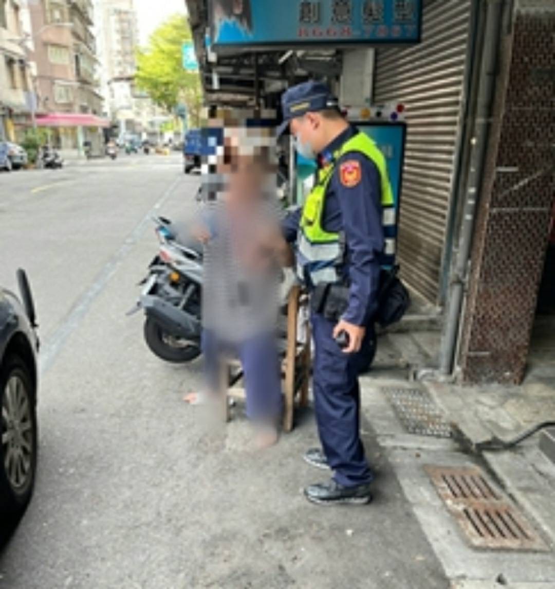 中和警送老婦返家。(記者徐煜勝翻攝)