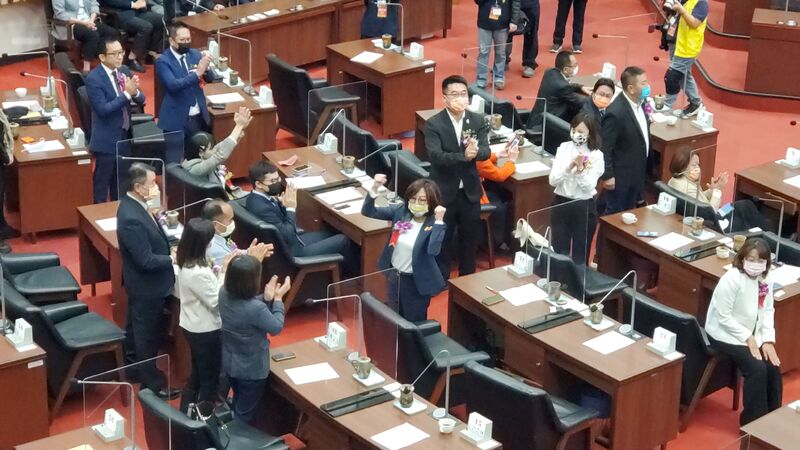 最新/漾新聞|民進黨提名康裕成以35票當選重回議長寶座