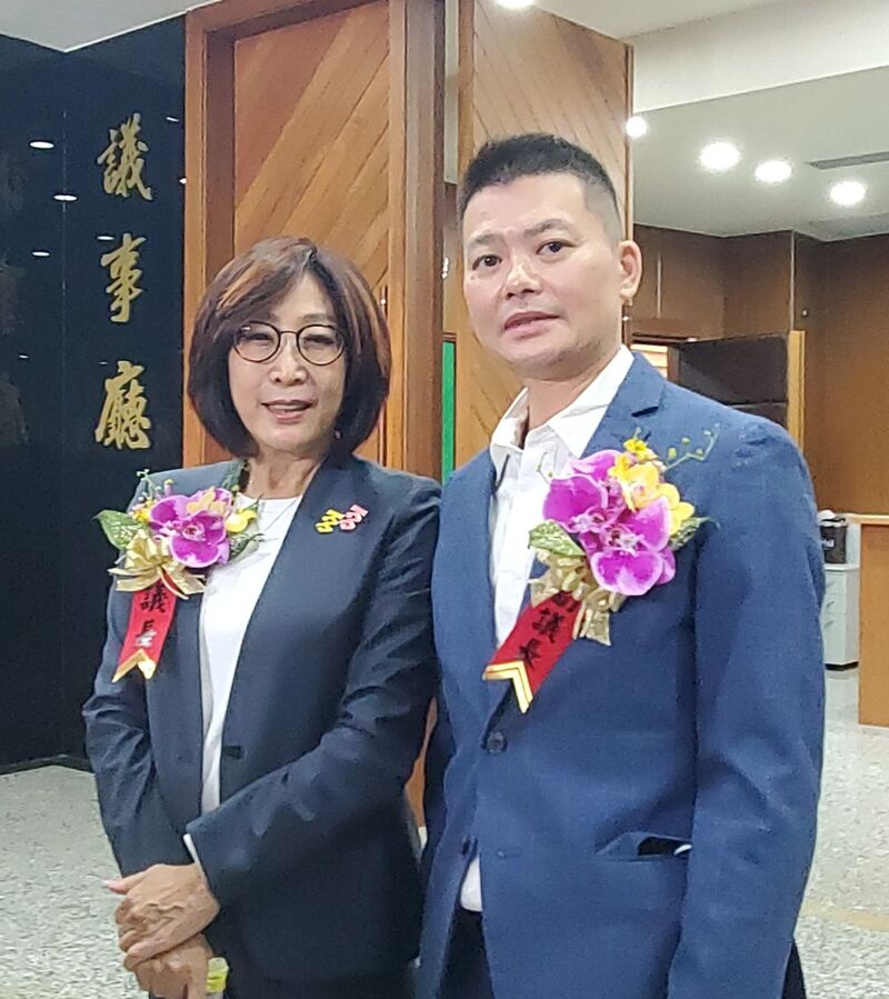 漾新聞|民進黨提名康裕成以35票當選重回議長寶座 帶槍投靠綠營 曾俊傑順利當選副議長