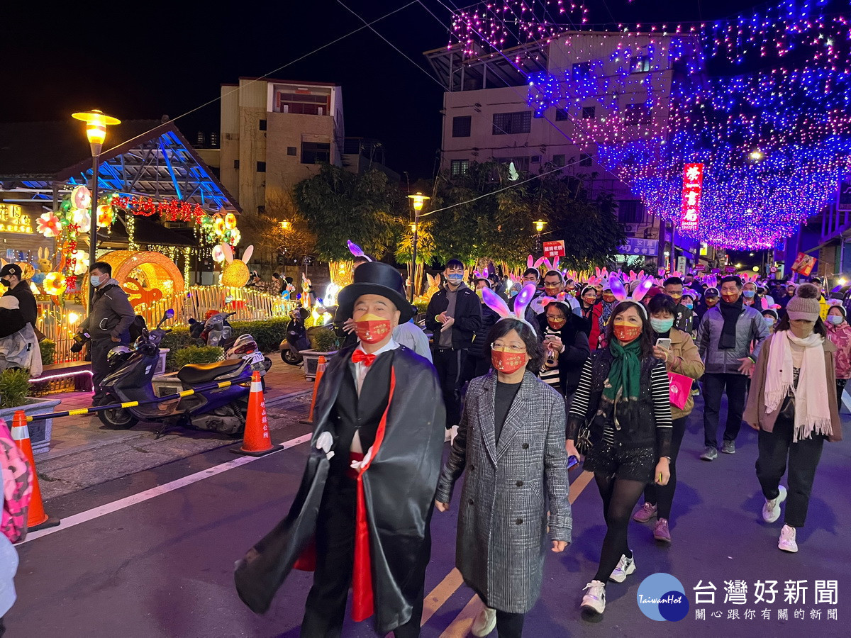 陳鎮長變身魔術師與民眾同踩街。(竹山公所提供)