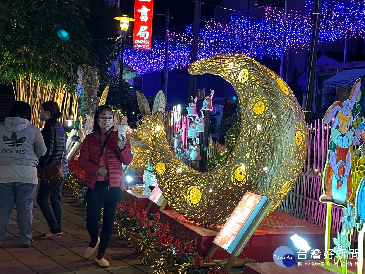 各式造型的竹藝燈讓竹山鎮夜晚的天空更璀璨。(竹山公所提供)