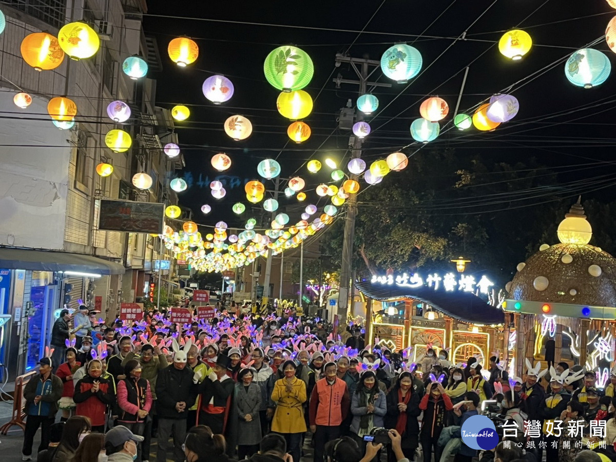 燈區湧入人潮趨走寒冷的天氣。(竹山公所提供)