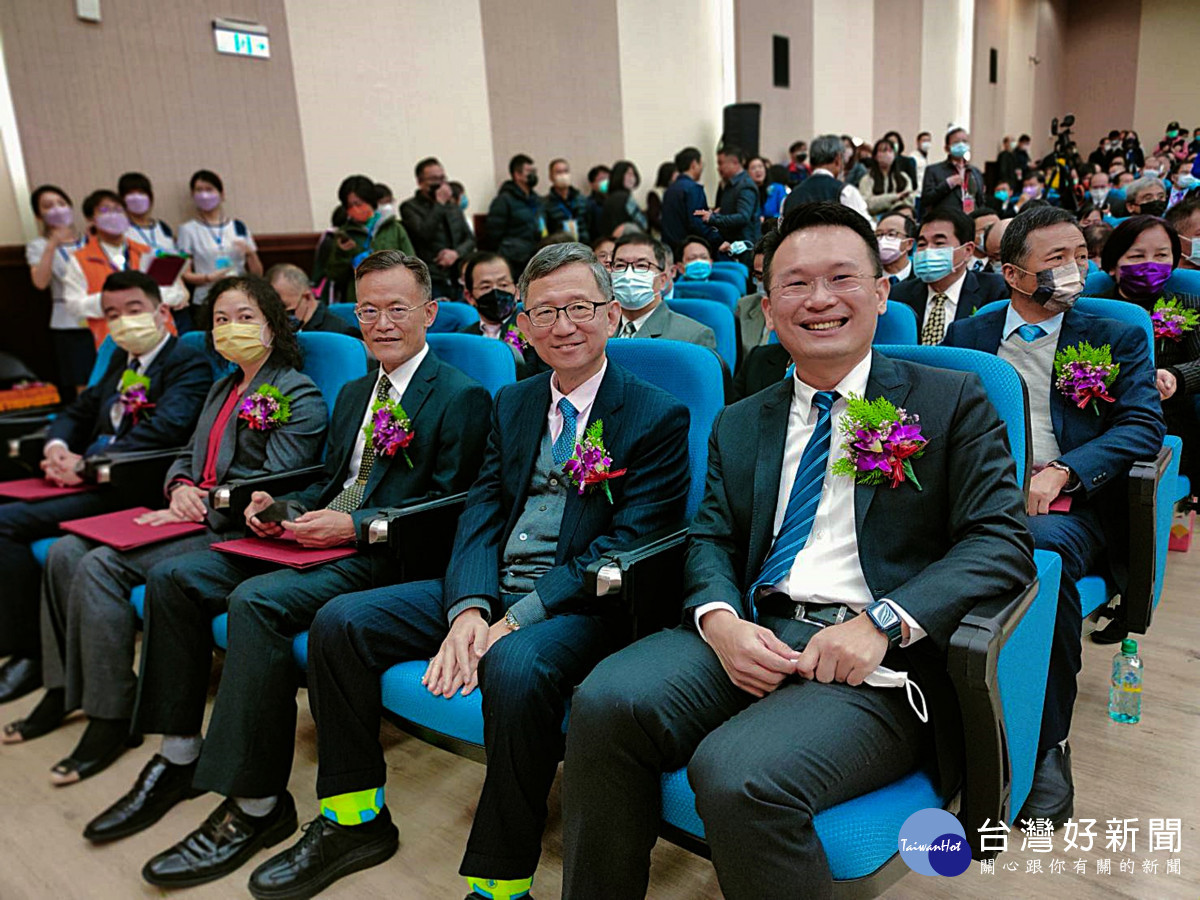 副市長蘇俊賓(右一)和官員
