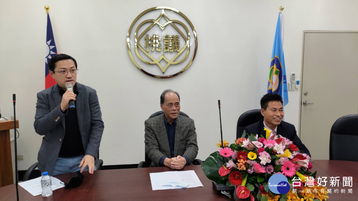 新任總召梁為超（左）感謝黨團議員支持。照片∕國民黨團提供<br /><br /> <br /><br /> 