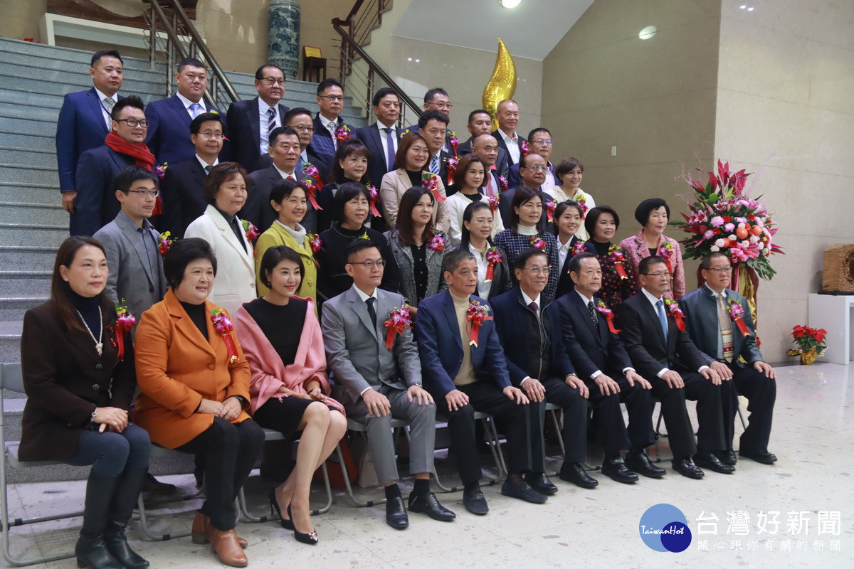 新卸任縣長和議會全體大合照。（記者扶小萍攝）