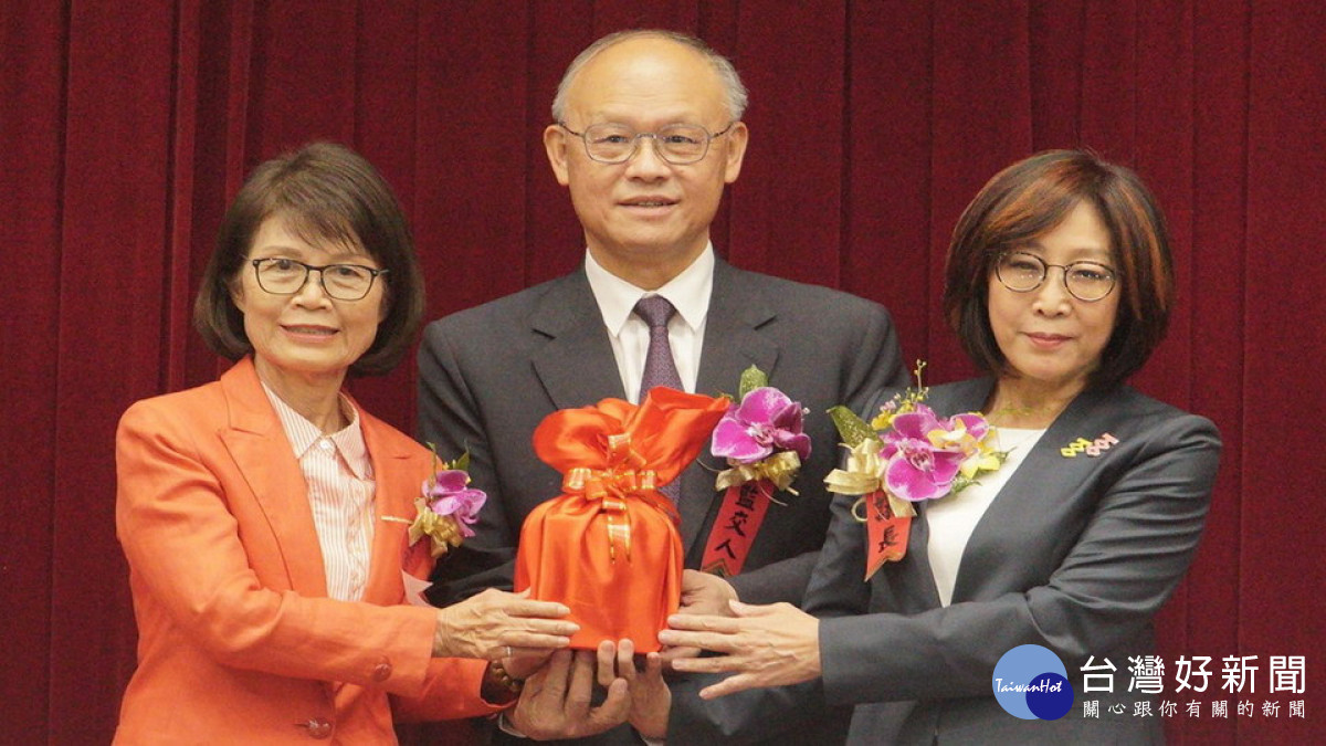 ▲康裕成(右)在行政院政務委員鄧振中監交下,接下議長印信,擔負起主持議事的議長重任。(圖/記者 許高祥 翻攝)