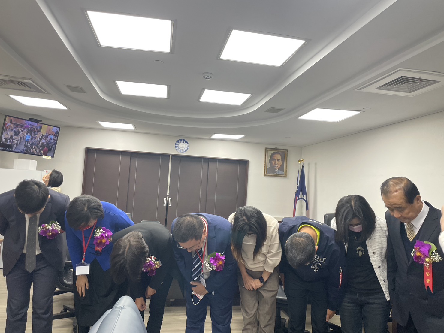 國民黨團12名成員為李文俊等3名議員跑票向選民鞠躬道歉。黨團提供