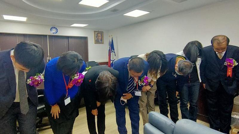 國民黨團3名議員在議長選舉時投票給民進黨推出的邱莉莉,國民黨團會後召開記者會,向支持者致歉。中央社