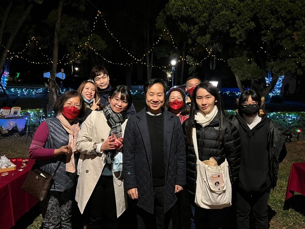東海大學校長張國恩(前排中)與前來參觀康敦樓的師生校友合影。(圖/東海大學提供)
