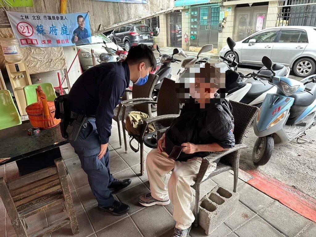 士林分局文林派出所警員李竚晧、姚鍾山等2員載送黃民及採買物品安全返回住家