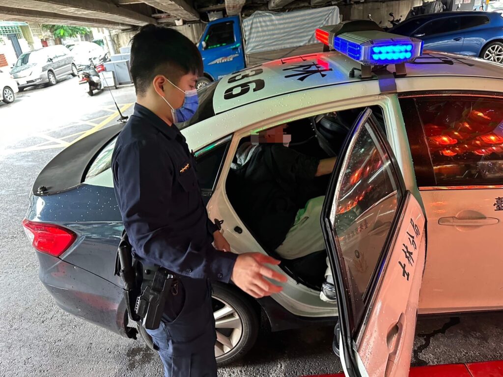 士林分局文林派出所警員李竚晧、姚鍾山等2員載送黃民及採買物品安全返回住家
