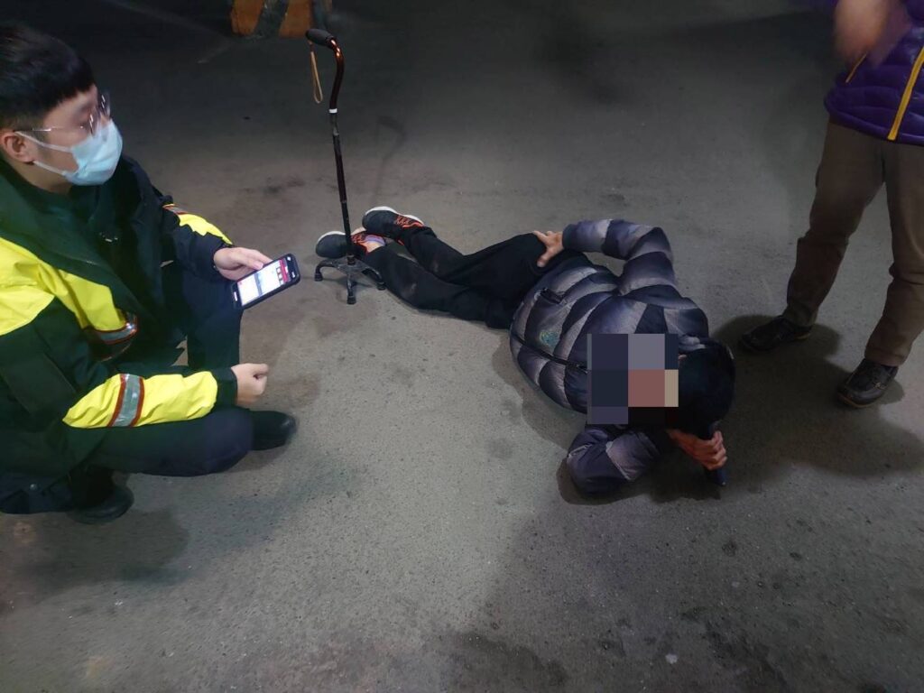 110報案稱有一名男子疑似身體不適路臥在社區內地下停車場內,需警協助。