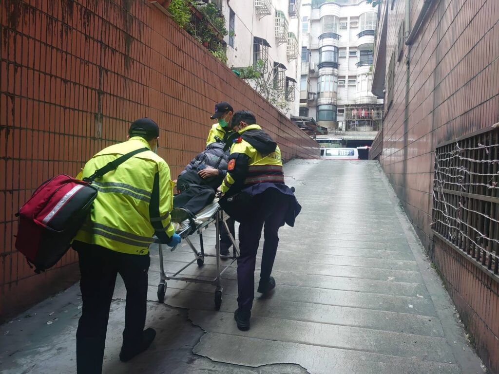 有一名劉姓老翁(78歲)倒臥在地下停車場內,員警配合後續到場消防救護人員將劉姓老翁緊急送醫治療並通知家屬到場照料。