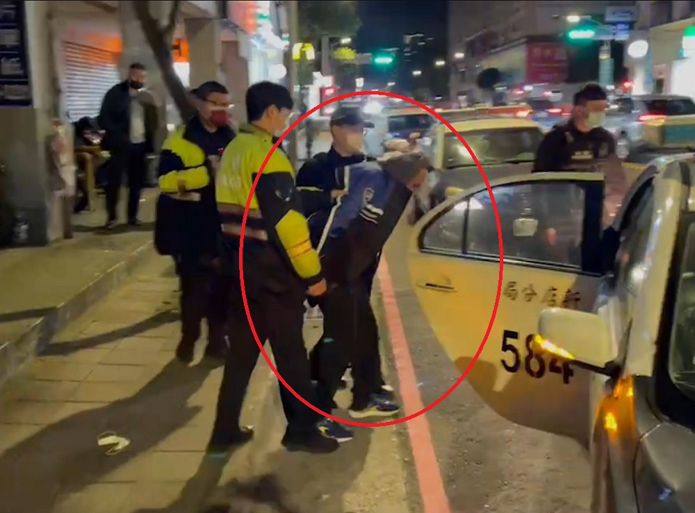 平安夜搶超商零錢箱 醉男得手361元熱心男壓制大街警逮人 80 20221234 2