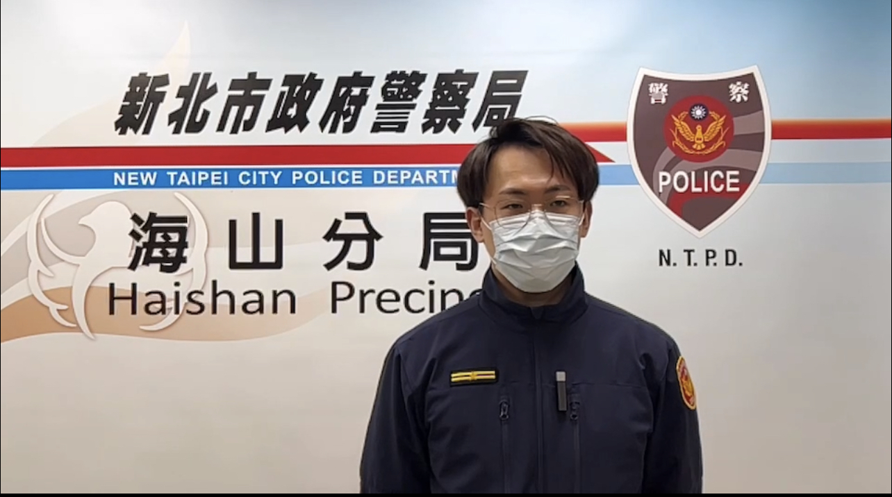 海山分局埔墘所副所長楊鈞凱說明案情。(記者戴昱弘翻攝)