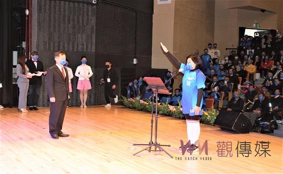 雲林張麗善就職足球裝進場 效法梅西克服精神翻轉雲林