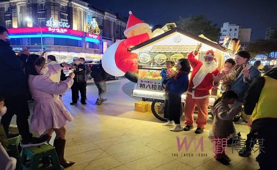 初八食堂神隱車出動 分送感恩禮物歡樂過聖誕