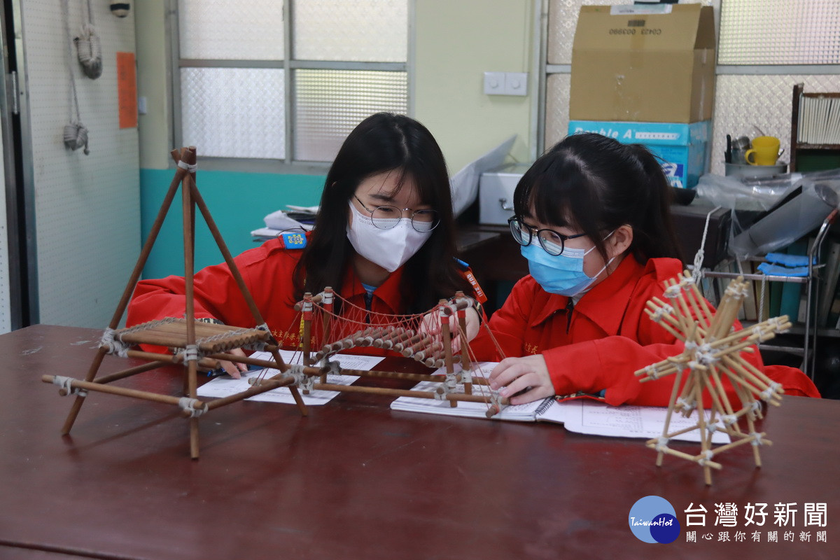 許文妮在童軍團是個熱心服務的孩子。 (記者扶小萍攝)