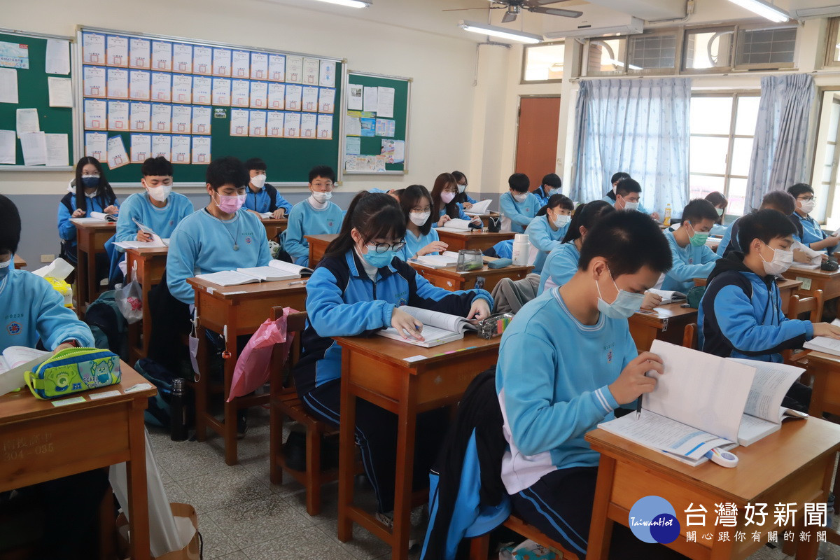 投高普三4班同學非常優秀教室後方牆面上都是獎狀。(記者扶小萍攝)
