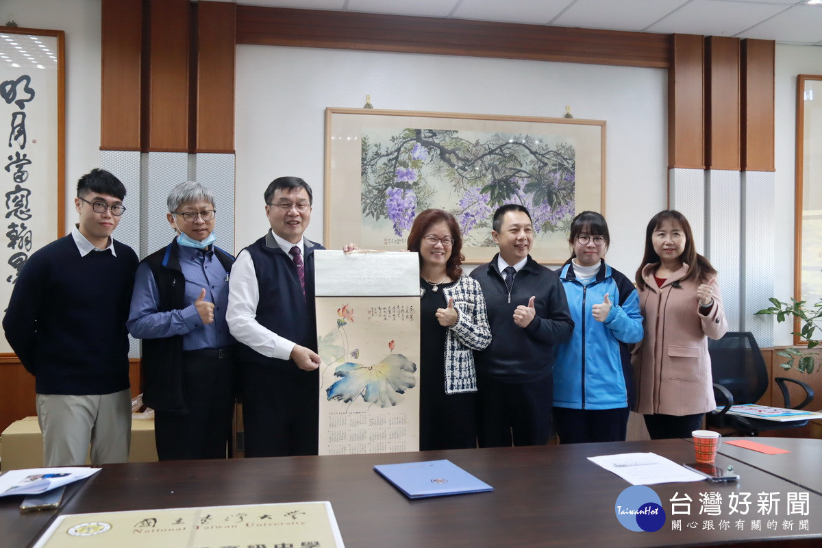 傅校長也贈著名藝術家作品表達感謝。(記者扶小萍攝)